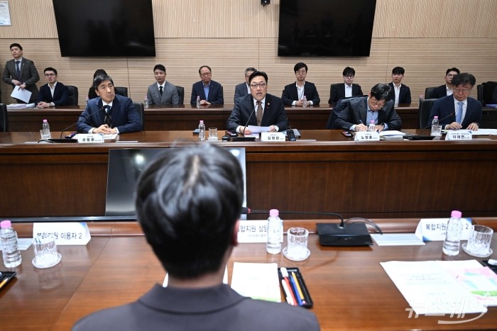 (오른쪽 세 번째)김병환 금융위원회 위원장이 18일 오후 서울 중구 서민금융진흥원에서 열린 복합지원 1주년 성과점검 회의에서 모두발언을 하고 있다. 사진=강민석 기자 kms@newsway.co.kr