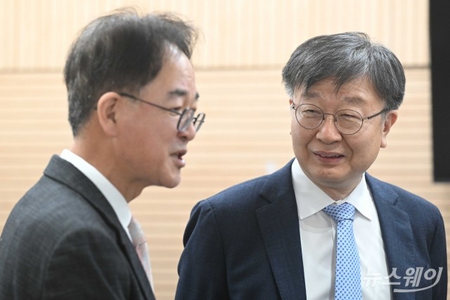 참석자와 대화 나누는 이재연 신복위원장 겸 서금원장