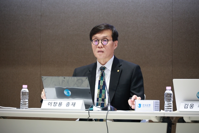 이창용 한국은행 총재가 18일 오후 한국은행 컨퍼런스홀에서 열린 '물가안정 목표 운영 점검 설명회' 기자회견에서 질문에 답하고 있다. 사진=한국은행 제공