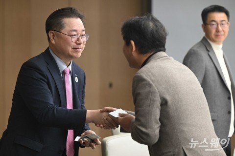 인사 나누는 박일준 대한상의 상근부회장·김견 HMG경영연구원장