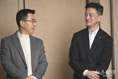 대화 나누는 안세진 롯데미래전략연구소장·김성태 두산경영연구원장