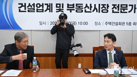 대화 나누는 이복현 금감원장·한승구 건협 회장