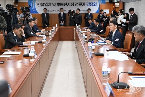 '尹 탄핵소추' 이후 건설·부동산 시장 점검 나선 이복현 금감원장