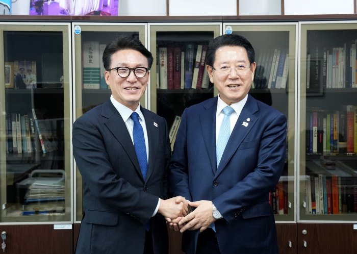 김영록 전라남도지사가 20일 국회에서 김민석 민주당 수석최고위원을 만나 주요 도정 현안 해결을 위한 국회 차원의 협조를 요청하고 있다.