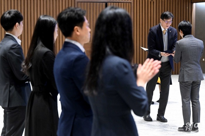 이창용 한국은행 총재가 23일 오후 서울 중구 한국은행에서 열린 대외포상식에서 수상자에게 상장을 수여하고 있다. 사진=강민석 기자 kms@newsway.co.kr