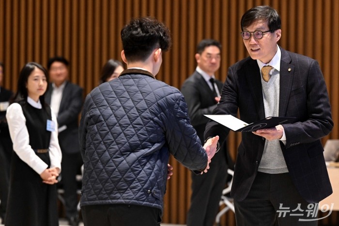 이창용 한국은행 총재가 23일 오후 서울 중구 한국은행에서 열린 대외포상식에서 수상자에게 상장을 수여하고 있다. 사진=강민석 기자 kms@newsway.co.kr