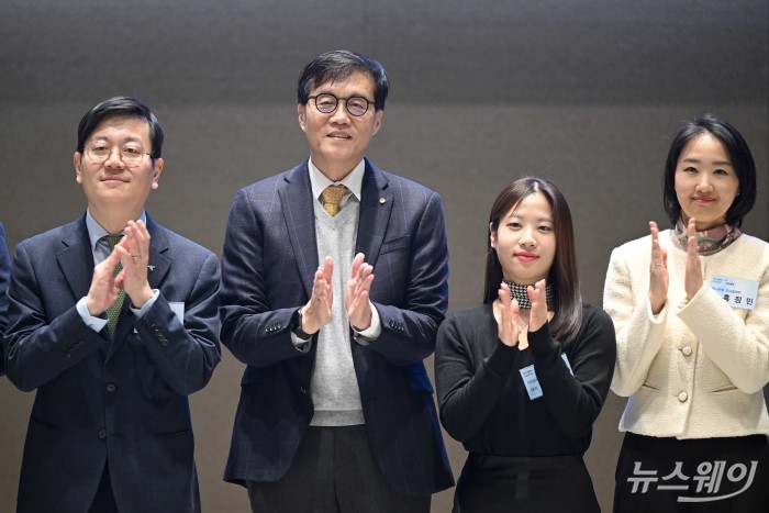 이창용 한국은행 총재와 수상자들이 23일 오후 서울 중구 한국은행에서 열린 대외포상식에서 기념촬영을 하고 있다. 사진=강민석 기자 kms@newsway.co.kr