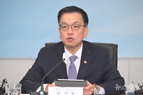 최상목 권한대행 &quot;어느 때보다 엄중···경제·금융 안정화 총력&quot;