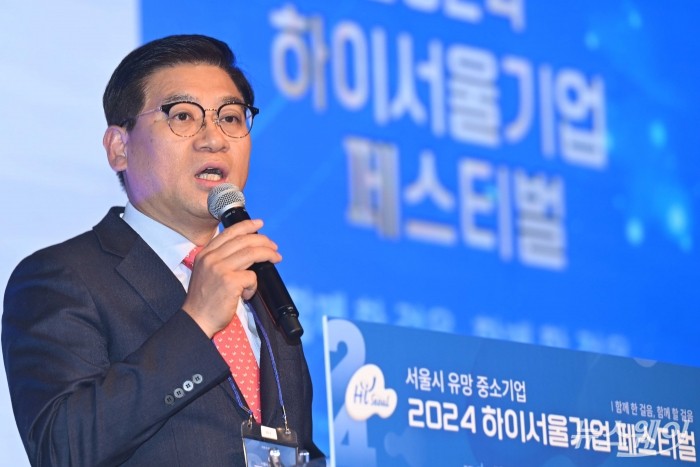 김진석 하이서울기업협회장 겸 휴럼 대표가 26일 오후 서울 중구 더플라자호텔에서 열린 2024년 하이서울기업 페스티벌에서 환영사를 하고 있다. 사진=강민석 기자 kms@newsway.co.kr