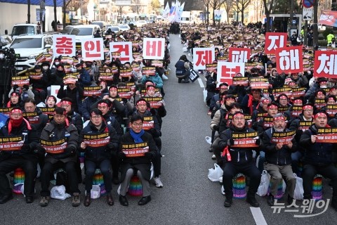 사상 첫 단독 총파업 나선 기업은행 노동조합