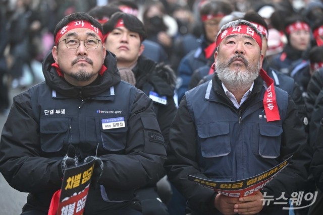 IBK기업은행 노조 사상 첫 단독 총파업 동참한 김동명·김형선 위원장