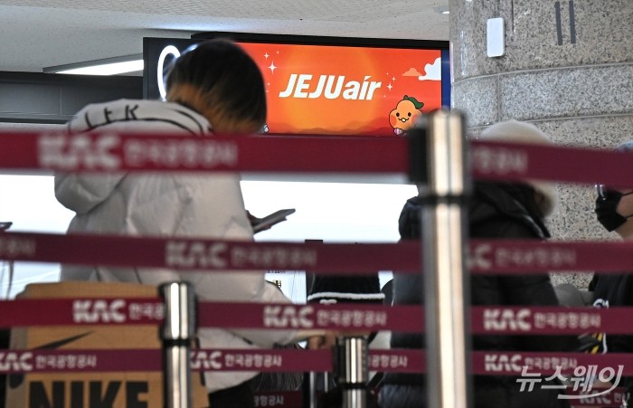 태국 방콕발 제주항공 7C2216편이 무안국제공항 활주로로 착륙을 시도하던 중 추락한 29일 오전 서울김포국제공항에서 탑승수속이 진행되고있다. 사진=이수길 기자 Leo2004@newsway.co.kr