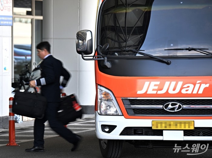 태국 방콕발 제주항공 7C2216편이 무안국제공항 활주로로 착륙을 시도하던 중 추락한 29일 오전 서울 강서구 항공지원센터 제주항공 운항본부로 직원들이 들어가고 있다. 사진=이수길 기자 Leo2004@newsway.co.kr