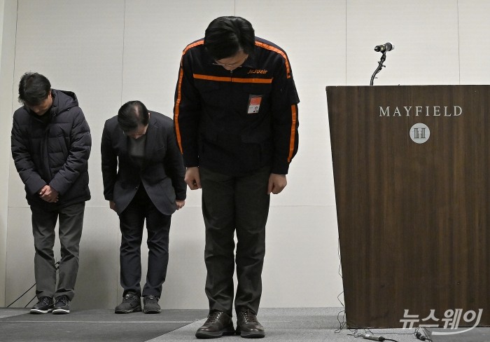 김이배 제주항공 대표가 29일 서울 본사 인근 호텔에서 무안국제공항 제주항공 7C2216편 참사 관련 브리핑중 고개숙여 사과하고있다. 사진=이수길 기자 Leo2004@newsway.co.kr