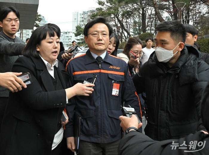 김이배 제주항공 대표가 29일 서울 본사 인근 호텔에서 무안국제공항 제주항공 7C2216편 참사 관련 브리핑을 마친 뒤 취재진의 질문을 피해 이동하고 있다. 사진=이수길 기자 Leo2004@newsway.co.kr