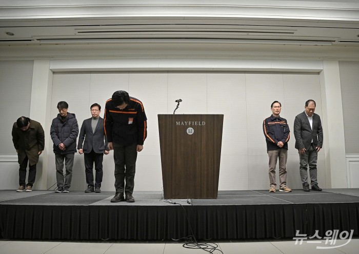 김이배 제주항공 대표가 29일 서울 본사 인근 호텔에서 무안국제공항 제주항공 7C2216편 참사 관련 브리핑중 고개숙여 사과하고있다. 사진=이수길 기자 Leo2004@newsway.co.kr