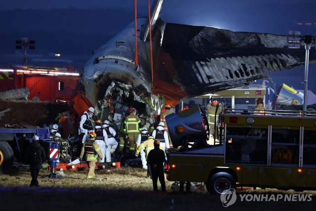 '제주항공 여객기 참사' 생존자 2명 제외 179명 전원 사망···신원 확인 66명