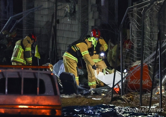 29일 오후 전남 무안군 무안국제공항에서 발생한 제주항공 여객기 충돌 폭발 사고 현장에서 파손된 기체 후미 수색 등 작업이 이어지고 있다. 사진=연합뉴스 제공