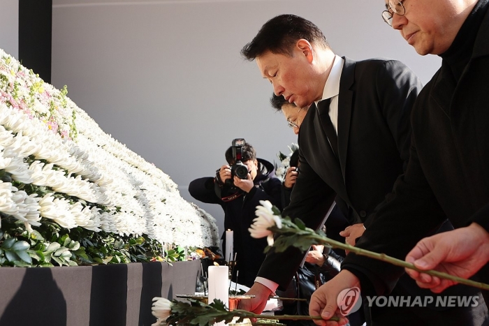 최태원 대한상공회의소 회장이 제주항공 여객기 사고 희생자 분향소를 찾아 애도를 표하고 있다. 사진=연합뉴스 제공