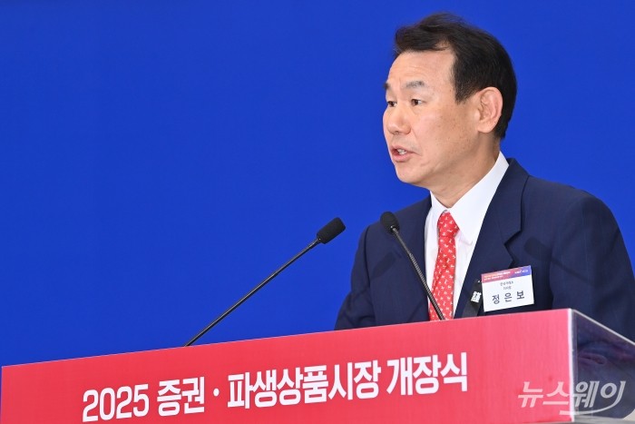 정은보 한국거래소 이사장이 2일 오전 서울 여의도 한국거래소에서 열린 2025 증권·파생상품시장 개장식에서 개장식사를 하고 있다. 사진=강민석 기자 kms@newsway.co.kr