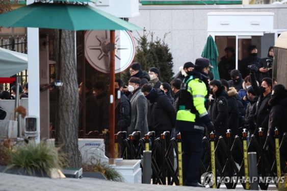 공수처, 尹 체포영장 집행 시도···경호처와 대치 중