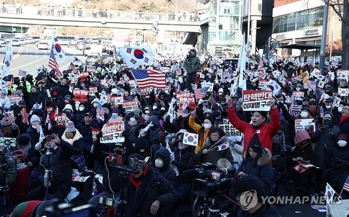 고위공직자범죄수사처가 윤석열 대통령에 대한 체포영장 집행에 나선 3일 서울 용산구 한남동 대통령 관저 인근에 윤석열 대통령 지지자들이 모여 있다. 사진=연합뉴스