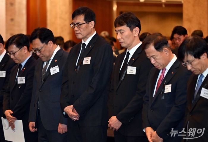 (오른쪽 세 번째)이복현 금융감독원장과 이창용 한국은행 총재, 김병환 금융위원회 위원장을 비롯한 내빈들이 3일 오후 서울 중구 롯데호텔에서 열린 2025년 범금융권 신년인사회에 무안 제주항공 사고 희생자를 추모하는 묵념을 하고 있다. 사진=강민석 기자 kms@newsway.co.kr