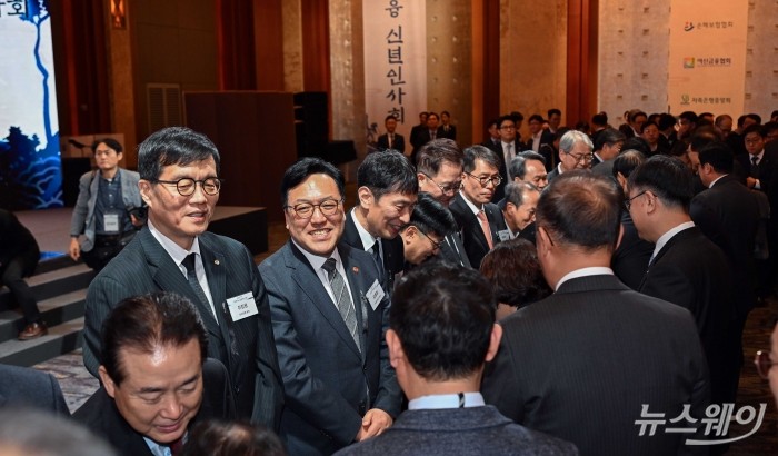 이창용 한국은행 총재와 김병환 금융위원장, 이복현 금융감독원장을 비롯한 내빈들이 3일 오후 서울 중구 롯데호텔에서 열린 범금융 신년인사회에서 참석자들과 인사를 하고 있다. 사진=강민석 기자 kms@newsway.co.kr