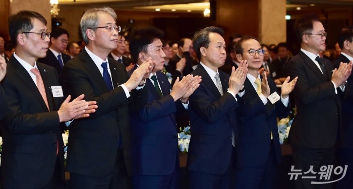 김성태 IBK기업은행장과 임종룡 우리금융그룹 회장, 함영주 하나금융그룹 회장, 진옥동 신한금융그룹 회장, 양종희 KB금융그룹 회장, 강석훈 산업은행장이 3일 오후 서울 중구 롯데호텔에서 열린 범금융 신년인사회에서 박수를 치고 있다. 사진=강민석 기자 kms@newsway.co.kr