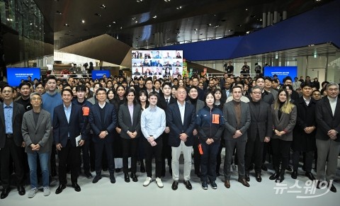 '주머니에 한 손 쏙' 자유분방한 외국인 수장···'퍼펙트스톰' 넘는 키 될까