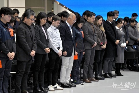 묵념으로 시작한 '2025 현대차그룹 신년회'