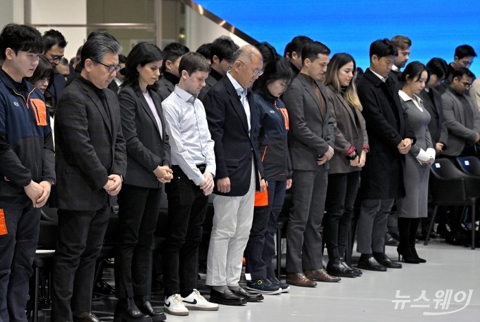 정의선 현대차그룹 회장을 비롯한 그룹계열사 사장단 및 임직원들이 6일 경기 고양시 현대모터스튜디오에서 열린 '2025 현대차그룹 신년회'에서 제주항공 참사 희생자들을 위한 묵념을 하고 하고 있다. 사진=이수길 기자 Leo2004@newsway.co.kr