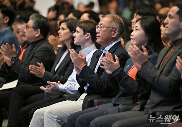 정의선 현대차그룹 회장이 6일 경기 고양시 현대모터스튜디오에서 열린 '2025 현대차그룹 신년회'에서 영상자료시청을 마치고 박수치고 있다. 사진=이수길 기자 Leo2004@newsway.co.kr