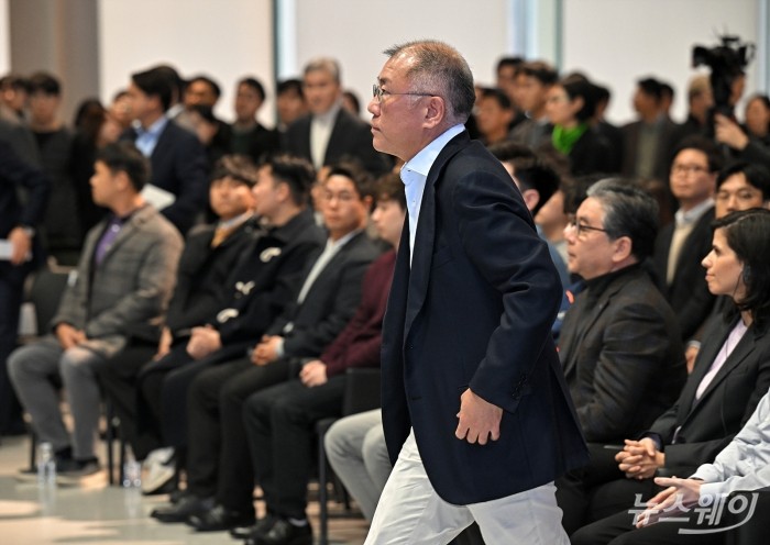 정의선 현대차그룹 회장이 6일 경기 고양시 현대모터스튜디오에서 열린 '2025 현대차그룹 신년회' 임직원 Q&A를 위해 단상으로 이동하고있다. 사진=이수길 기자 Leo2004@newsway.co.kr