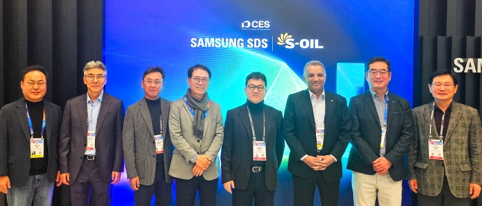 7일 미국 라스베이거스 CES 2025 행사장에서 S-OIL 안와르 알 히즈아지 CEO(왼쪽 3번째)와 류열 사장(왼쪽 5번째) 등 경영진이 삼성 SDS 전시장을 참관하고, 이 회사 이준희 대표(왼쪽 4번째) 등 관계자들과 사진촬영을 하고 있다. 사진=에쓰오일