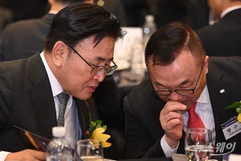 대화 나누는 유상임 과기부 장관·황주호 원자력산업협회장