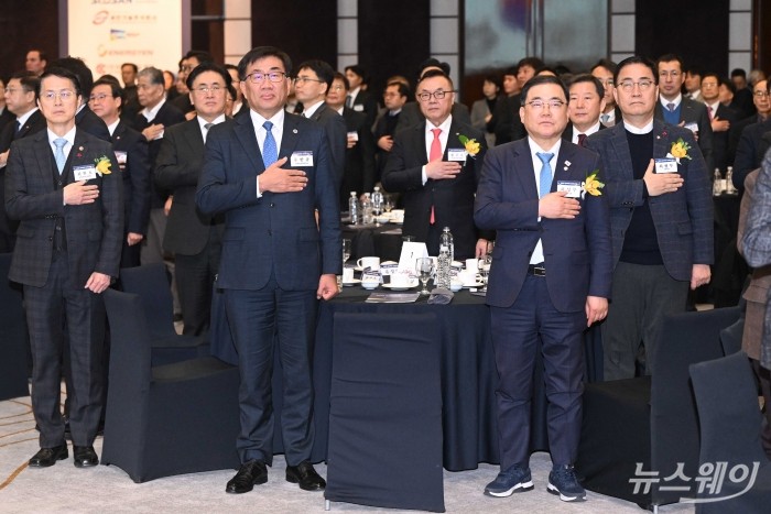 (12시 시계방향으로)황주호 한국원자력산업협회 회장과 이철규 국회 산업통상자원중소벤처기업 위원장, 최형두 국민의힘 의원, 허성무 더불어민주당 의원, 주한규 한국원자력연구원 원장, 최원호 원자력안전위원회 위원장, 최남호 산업통상자원부 2차관, 유상임 과학기술정보통신부 장관이 10일 오전 서울 중구 웨스틴조선호텔에서 열린 2025년 원자력계 신년인사회에서 국민의례를 하고 있다. 사진=강민석 기자 kms@newsway.co.kr