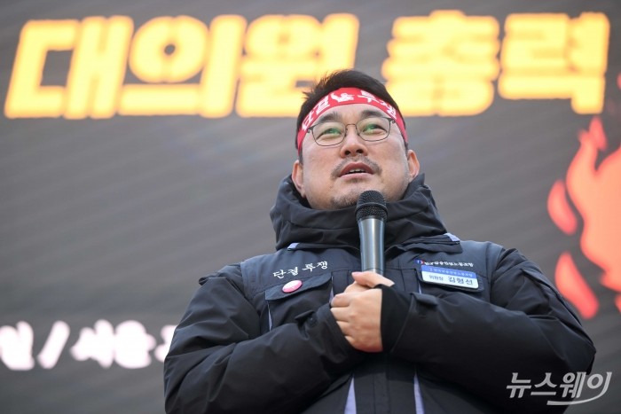 김형선 IBK기업은행 금융노동조합 위원장이 10일 오후 서울 중구 고용노동청 본청 앞에서 열린 차별임금·체불임금 철폐 '대정부·대은행 규탄' 집회에서 연대사를 하고 있다. 사진=강민석 기자 kms@newsway.co.kr