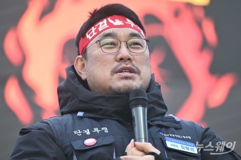 '대정부·대은행 규탄' 집회서 연대사 밝히는 김형선 기업은행 노조위원장