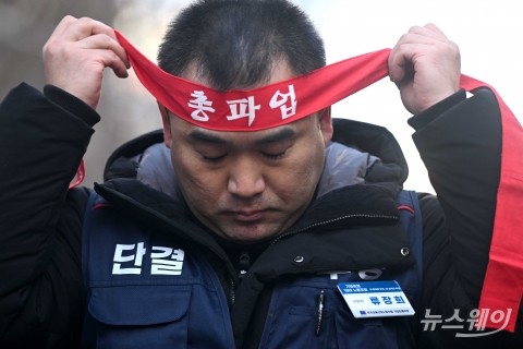 '총파업' 머리띠 두르는 류장희 위원장