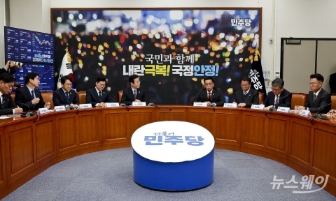 이재명 더불어민주당 대표 만난 최상목 권한대행