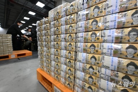 ATM 줄고 점포도 축소···설 명절 신권 구하기 '하늘의 별따기'