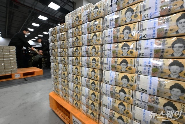 ATM 줄고 점포도 축소···설 명절 신권 구하기 '하늘의 별따기'