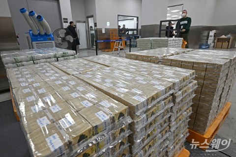 "2% 예금으론 부족한데"···700조 잠든 은행권, 예금 금리 인상 '딜레마'