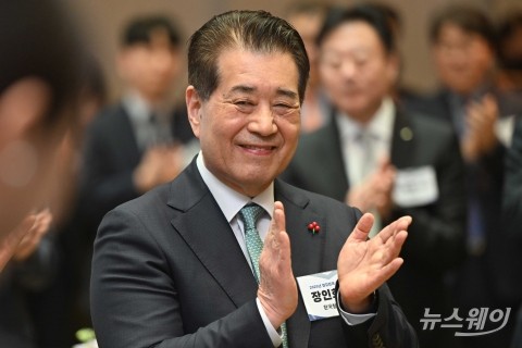 밝은 미소로 박수치는 장인화 한국철강협회장