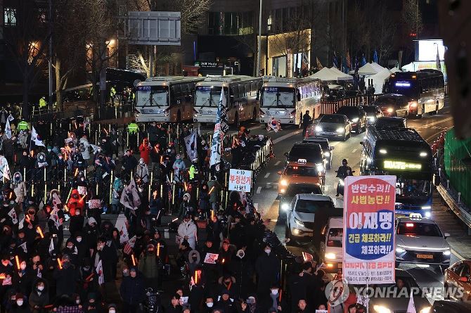 윤석열 대통령 2차 체포영장 집행이 이르면 15일 착수될 것으로 전망되는 가운데 14일 밤 서울 용산구 한남동 대통령 관저 인근에 경찰 버스가 대기하고 있다. 사진=연합뉴스