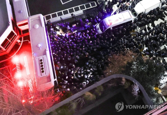 고위공직자범죄수사처(공수처)와 경찰이 윤석열 대통령에 대한 2차 체포영장 집행에 나선 15일 서울 용산구 한남동 대통령 관저 입구에서 경찰이 관저 진입을 시도하고 있다. 사진=연합뉴스