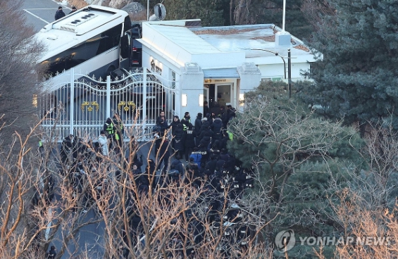 윤석열 대통령 2차 체포영장 집행이 시작된 15일 서울 용산구 한남동 대통령 관저 초소에 고위공직자범죄수사처(공수처)와 경찰이 도착하고 있다. 사진=연합뉴스