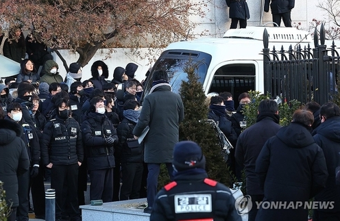 고위공직자범죄수사처(공수처)와 경찰이 윤석열 대통령에 대한 2차 체포영장 집행에 나선 15일 용산구 한남동 대통령 관저에서 미니버스 한 대가 나오고 있다. 사진=연합뉴스