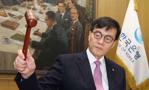 한은, 올해 첫 기준금리 동결···&quot;고환율에 숨고르기&quot;(종합)
